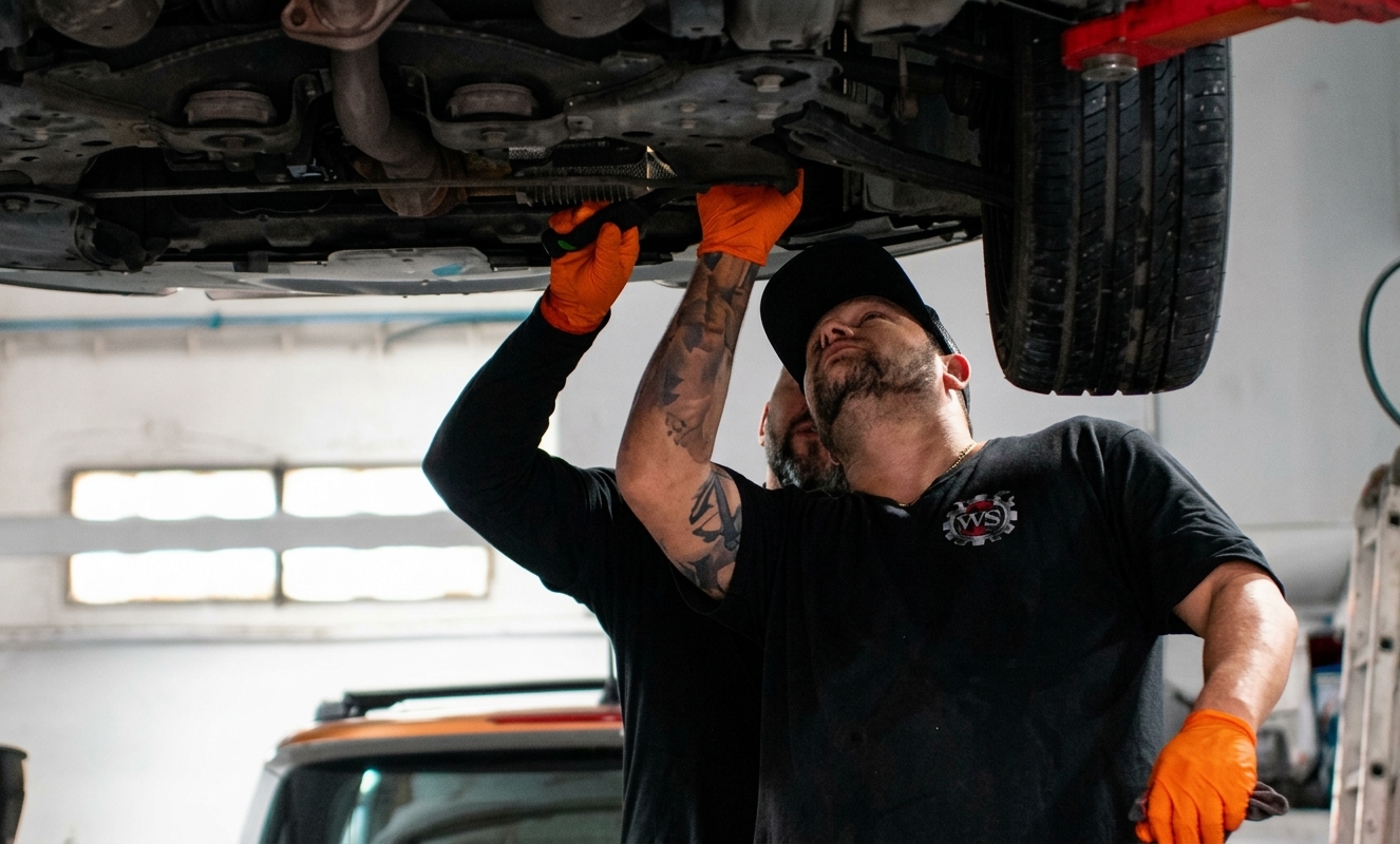 Profissional da WS Oficina Auto a trabalhar num veículo